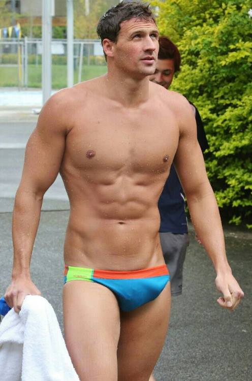why do male models have no bulges in swimwear 4 għaliex il-mudelli maskili m'għandhomx nefħa fil-ilbies tal-għawm 4