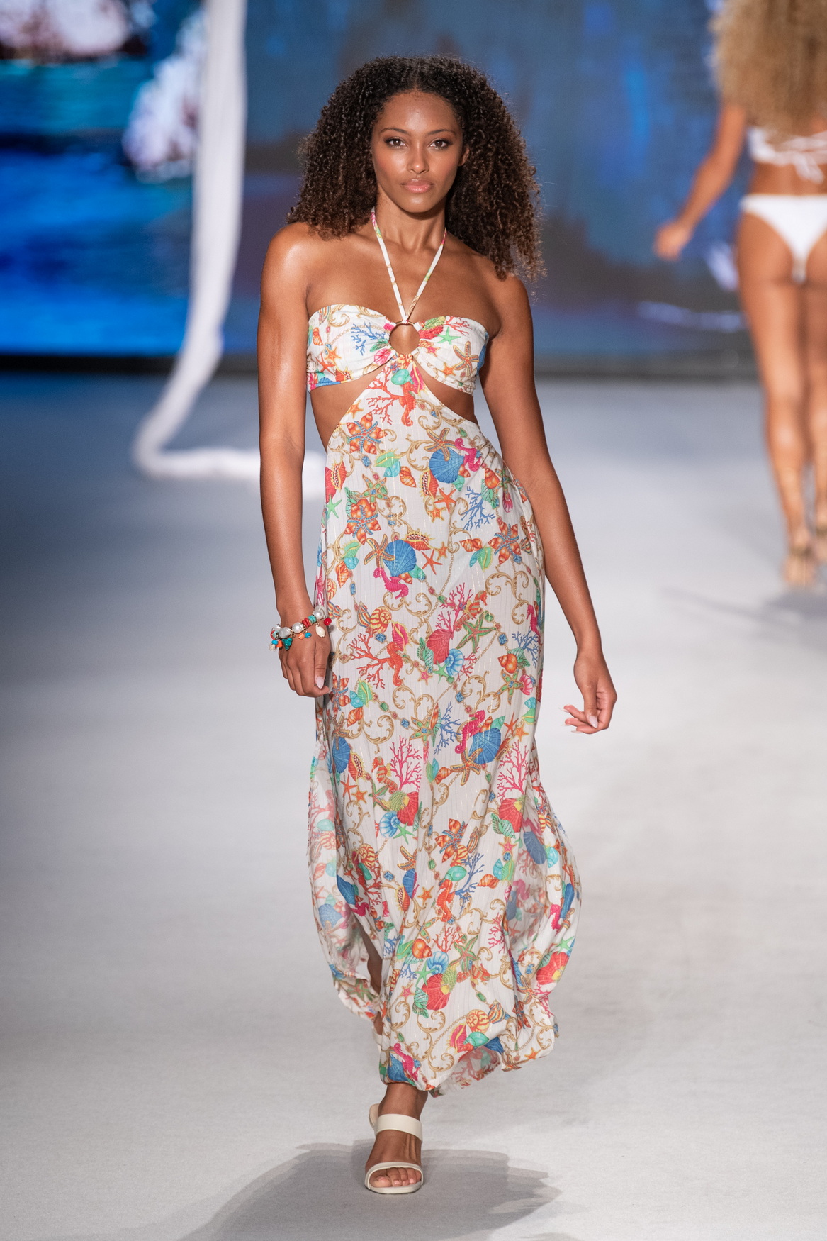 different pieces of swimwear ތަފާތު ސްވިމިންގ ވޭއާރ ކޮޅުތަކެވެ