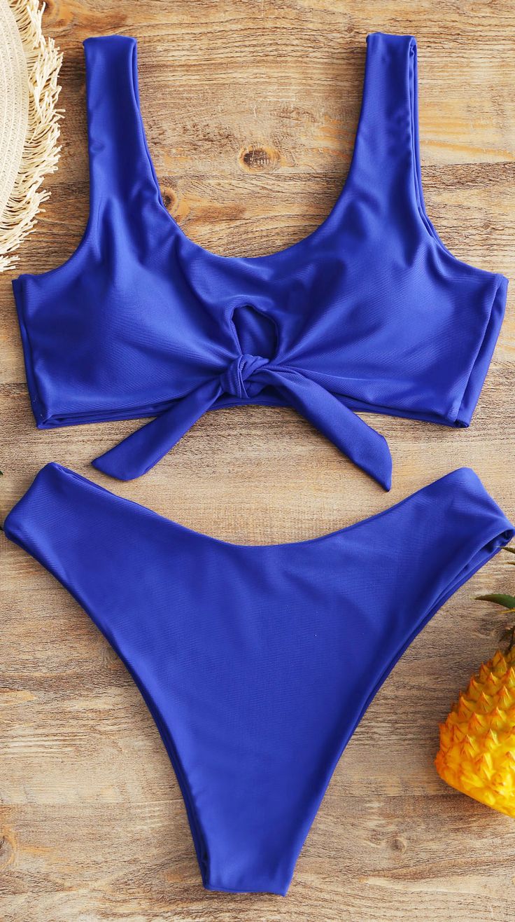 Blue Two-Piece High-Leg Bikini Asul na Two-Piece High-Leg Bikini