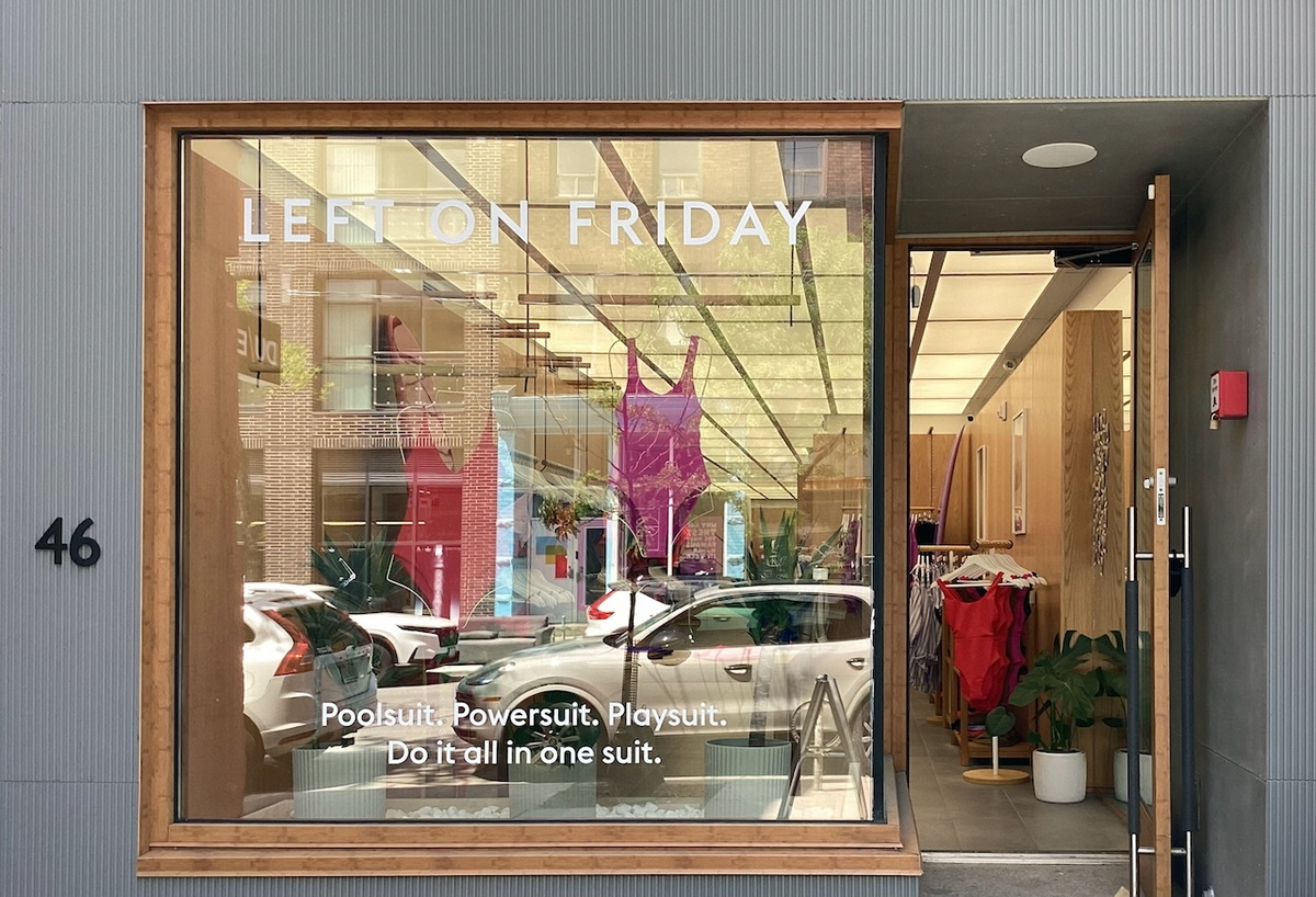left on friday store αριστερά στο κατάστημα της Παρασκευής