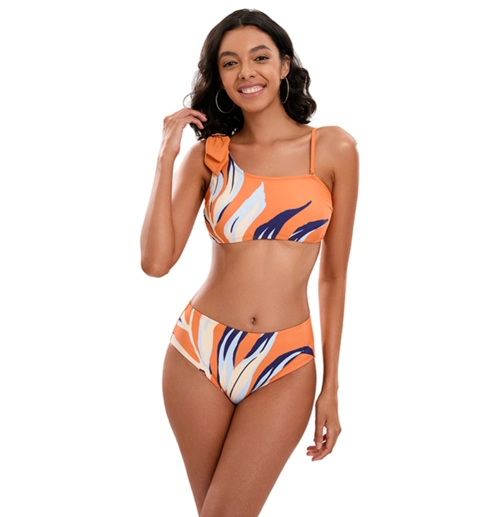 Ma&szlig;geschneidertes One-Shoulder-Bikini-Set mit hoher Taille