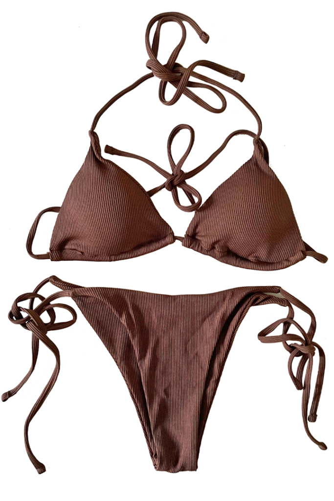 Kelsey vpředu v bikin&aacute;ch